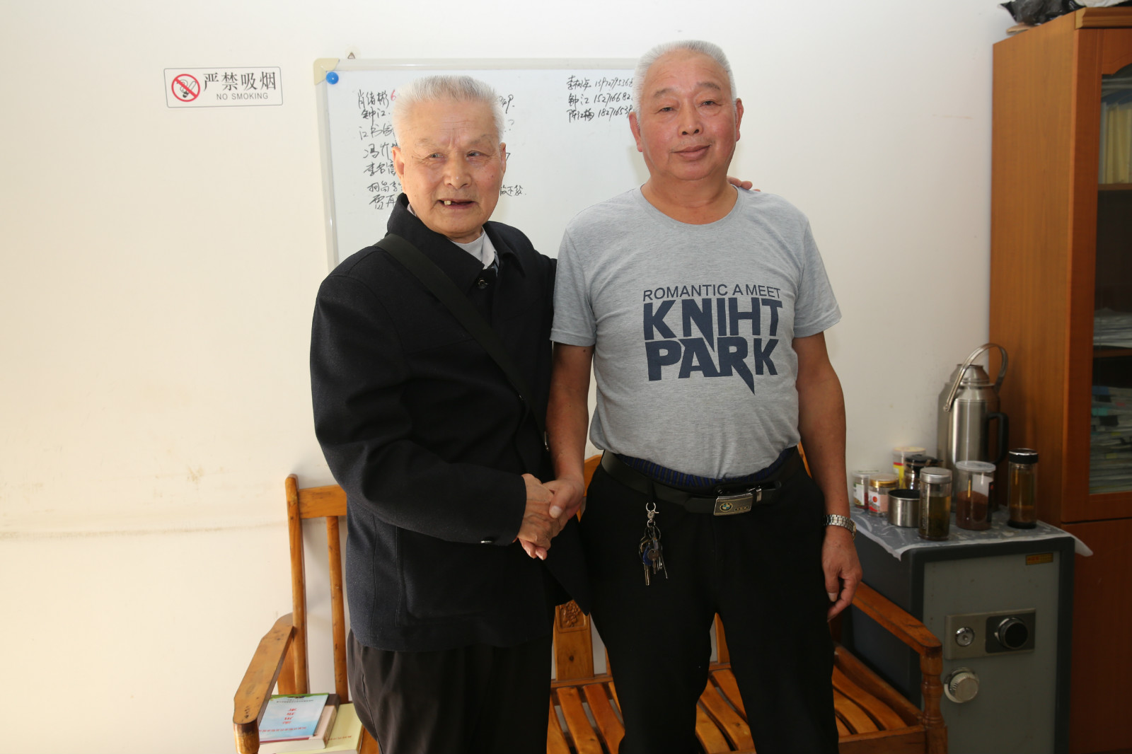 E:\2018年新闻\20181012十五年陈案一朝结申请执行人主动放弃2万余元利息\双方握手言和.jpg