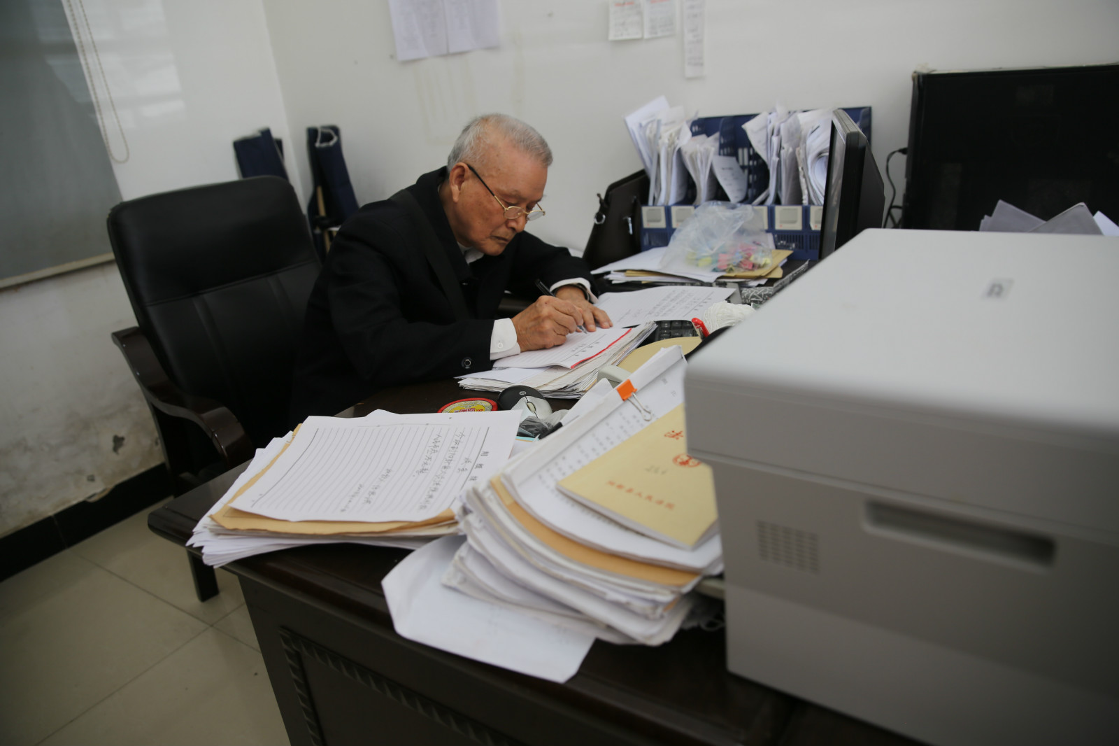 E:\2018年新闻\20181012十五年陈案一朝结申请执行人主动放弃2万余元利息\申请执行人书写收据和结案证明.jpg