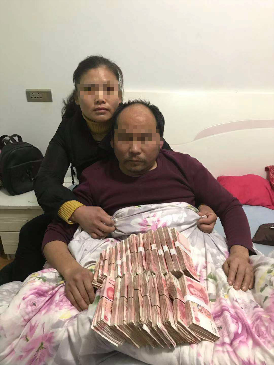 E:\2019年新闻\20190128提供劳务致二级伤残\申请执行人拿到执行款2（处理照片）.jpg