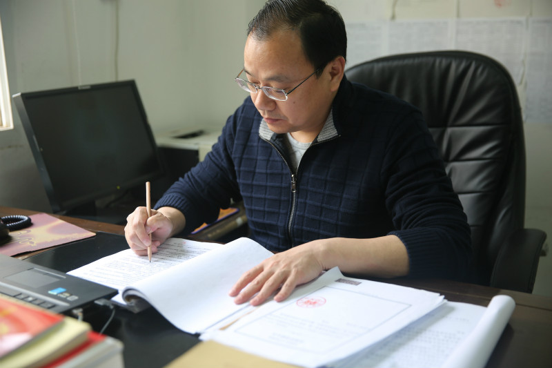 C:\Users\Administrator\Desktop\冯进干正在认真查阅卷宗.jpg