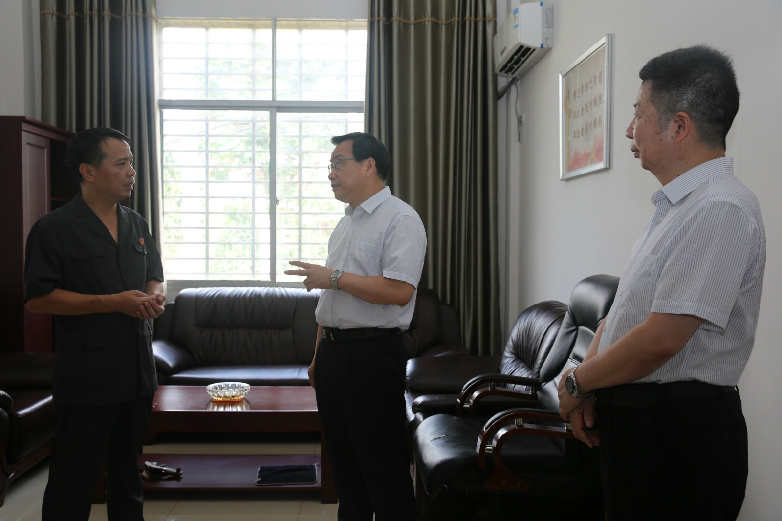 浮屠街法庭庭长程良友（左一）正向李文涛（右一）介绍法庭基本情况.JPG