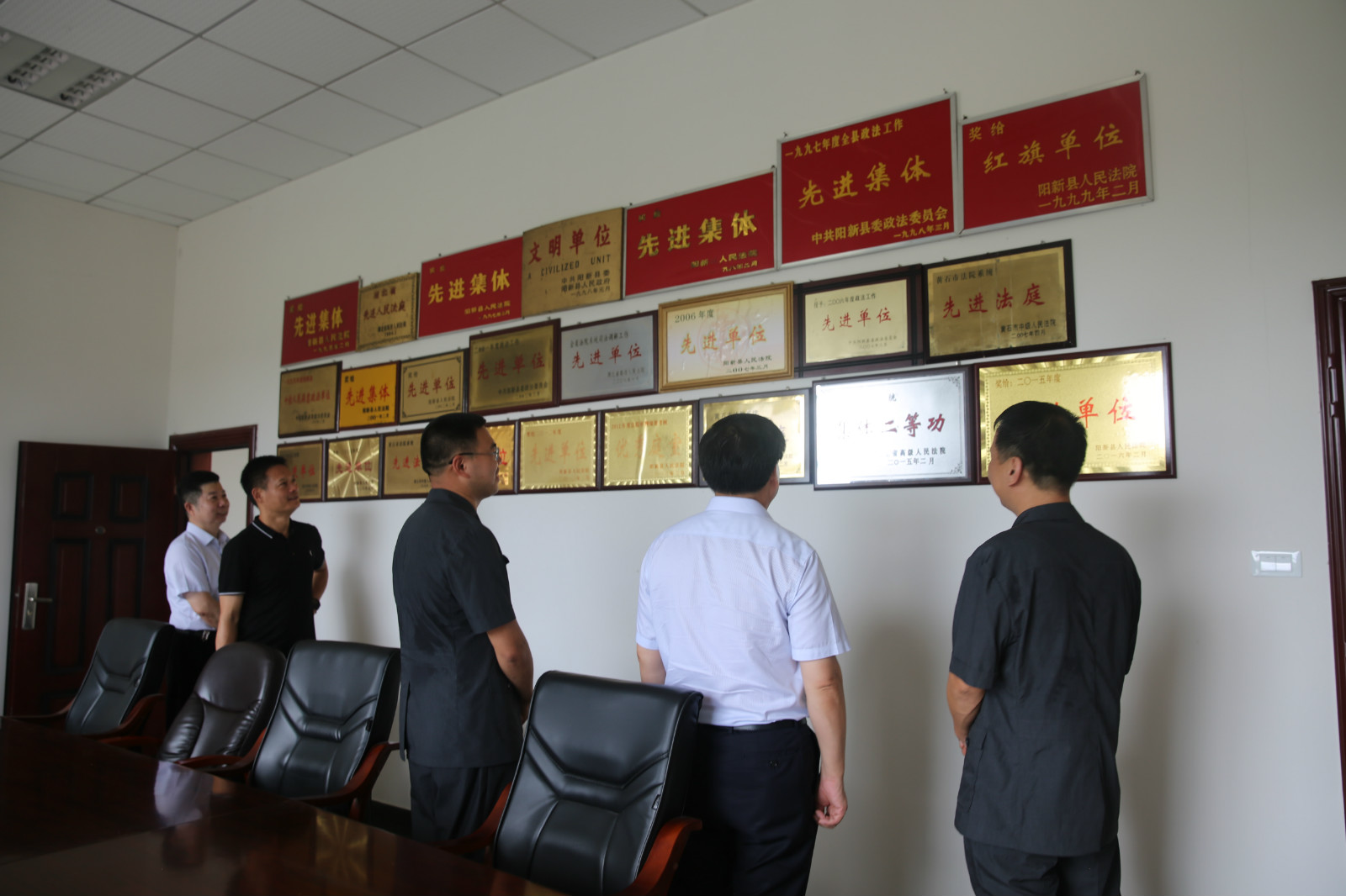 调研组参观浮屠街法庭荣誉墙，感受浮屠街法庭历史变迁.JPG