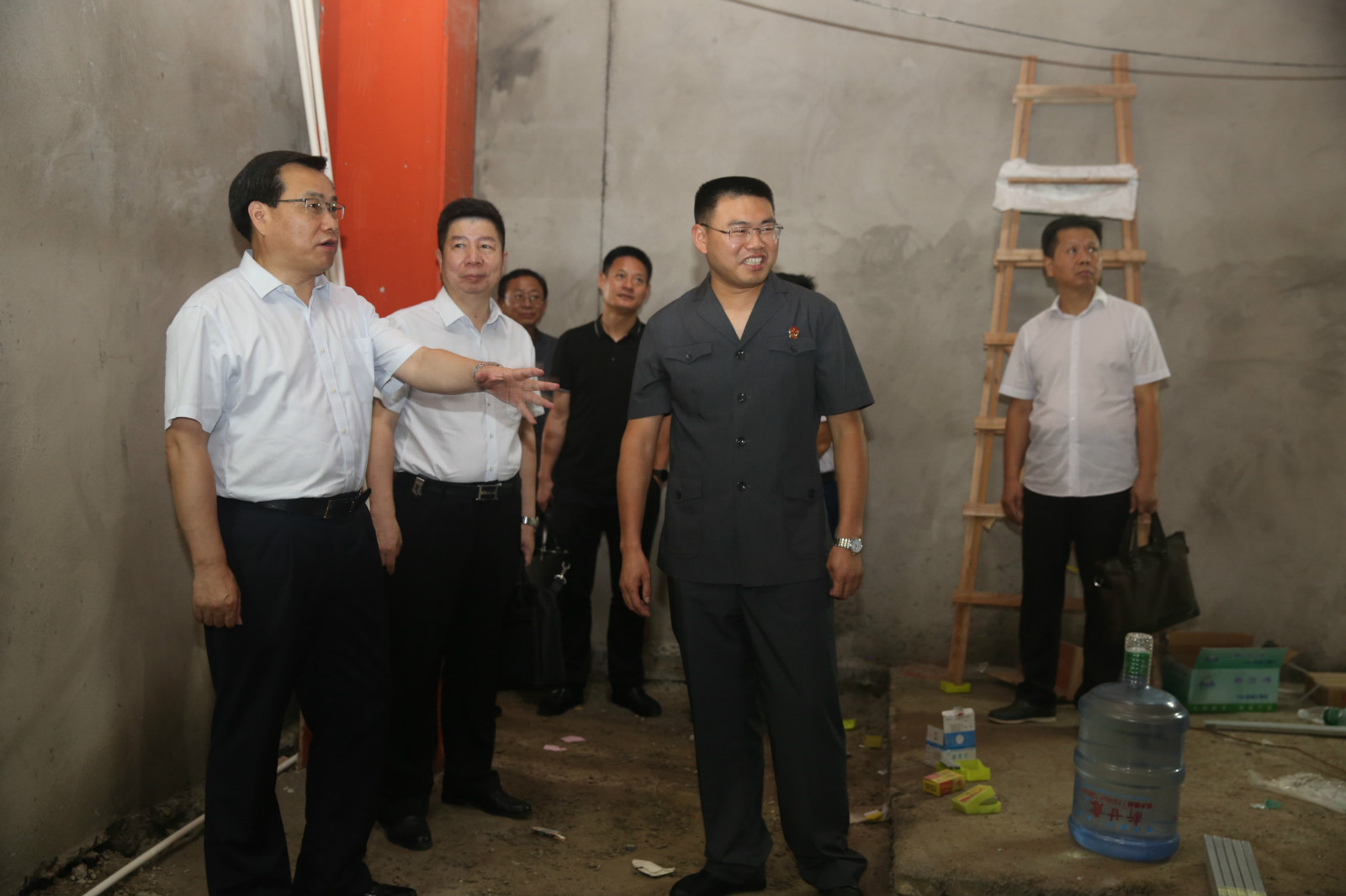 调研组参观阳新法院“扫黑除恶”审判场所施工现场.JPG