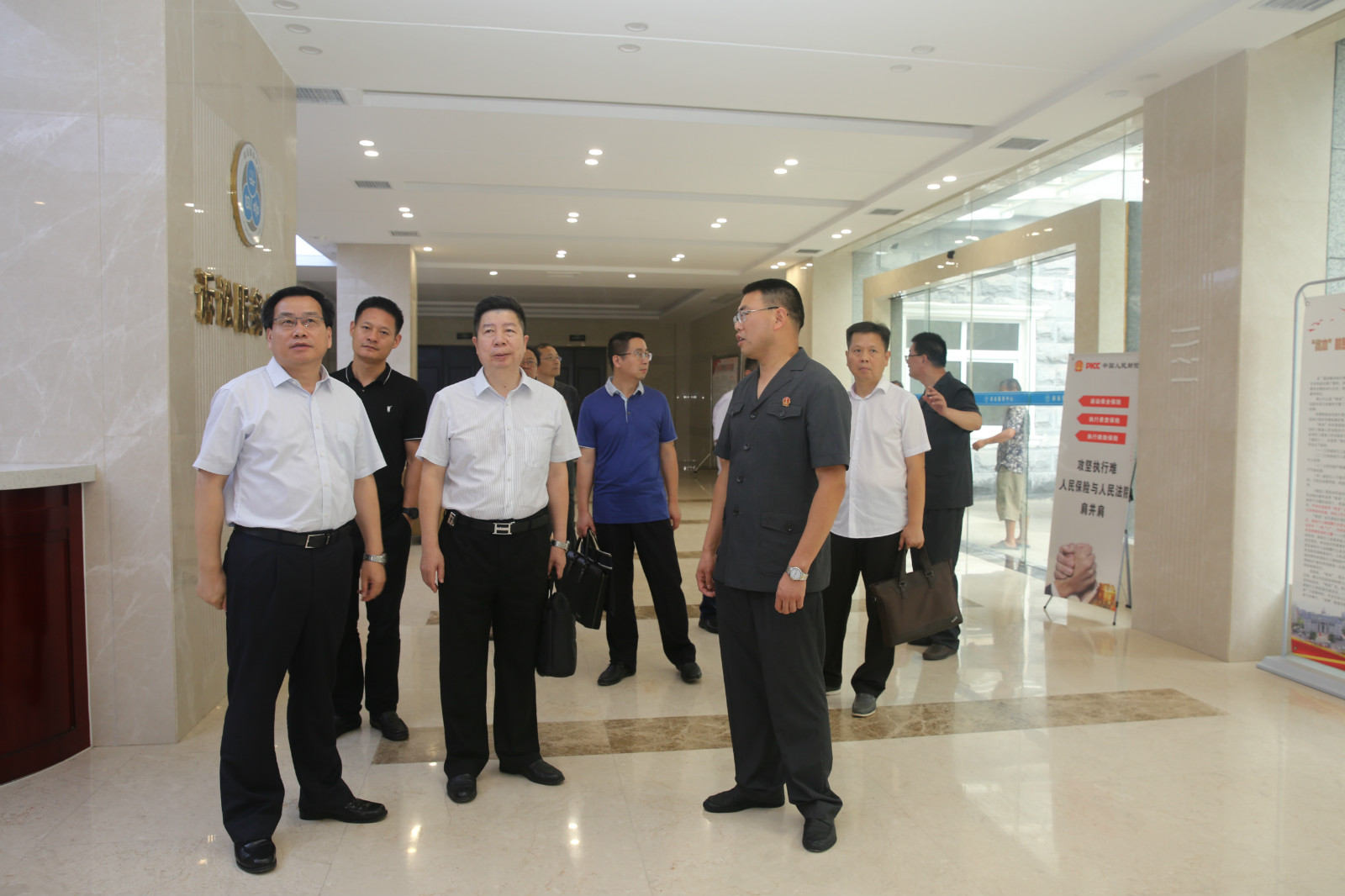 调研组参观阳新法院诉讼服务中心.JPG