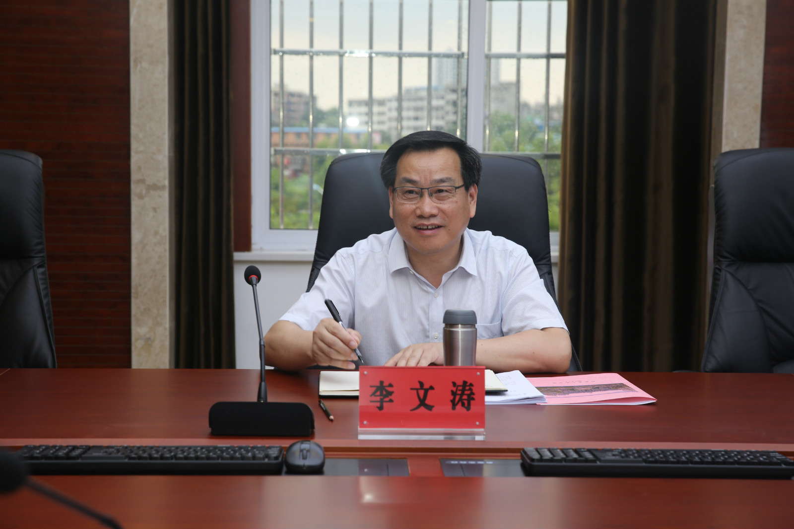 省高院纪检组长李文涛认真听取阳新法院工作汇报.JPG