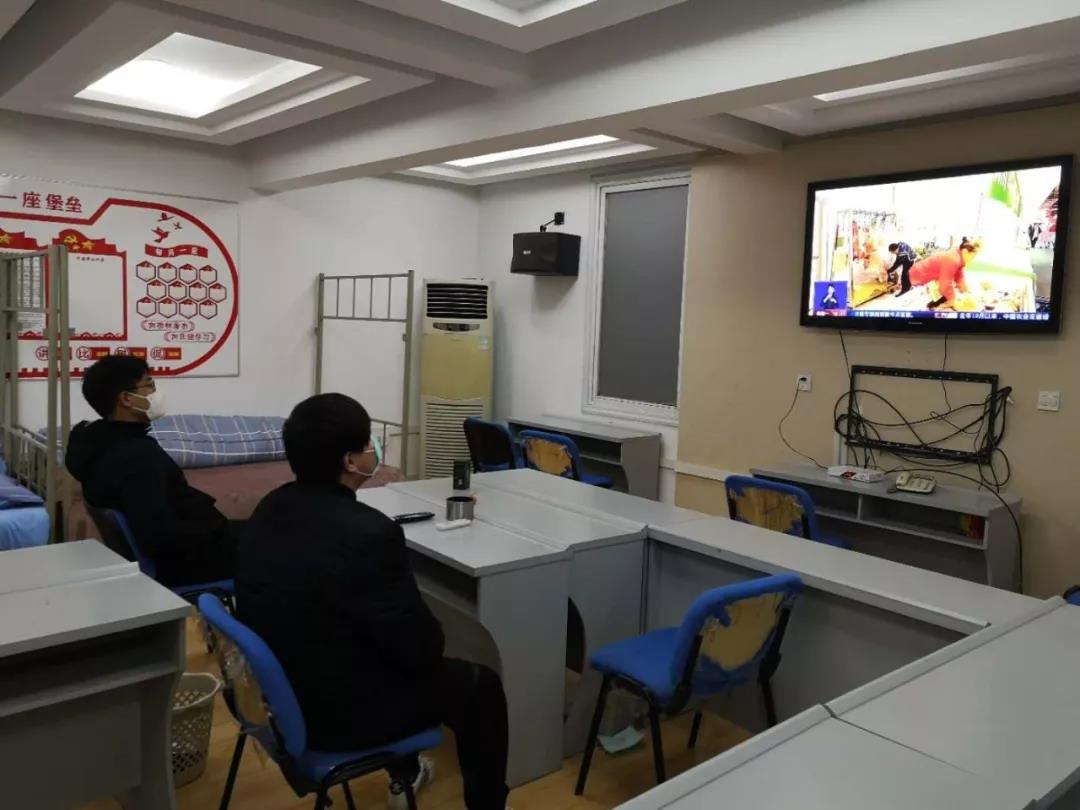 值班时，他们观看新闻联播，关注最新疫情。.jpg