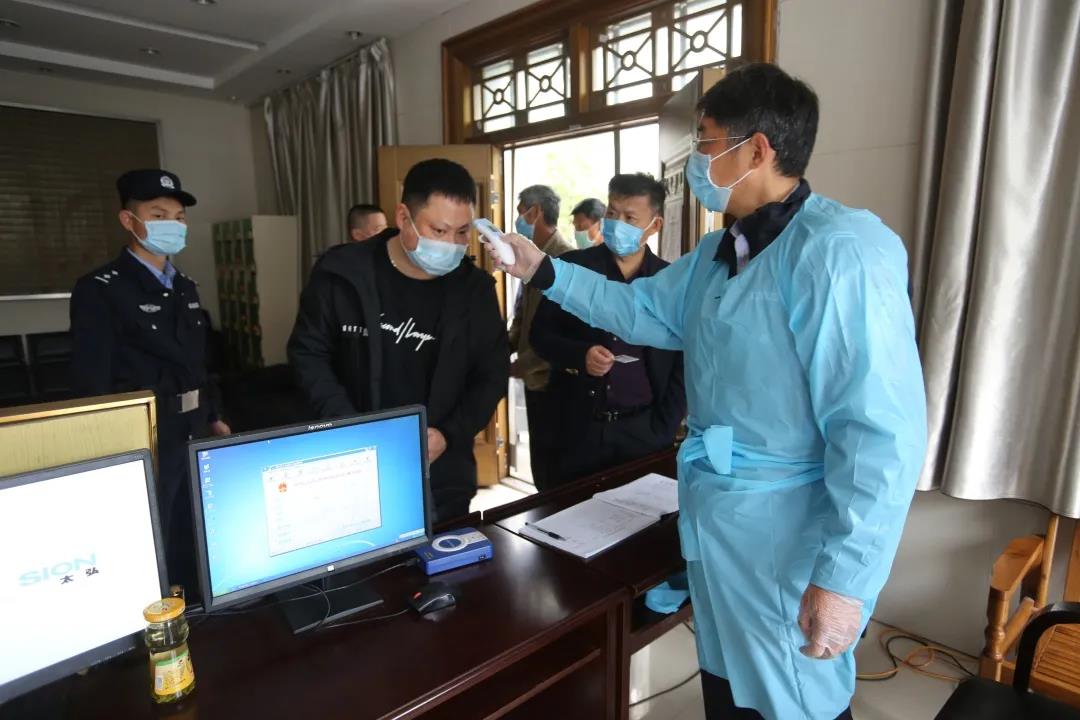 南门门卫为来访人员测量体温、登记.jpg