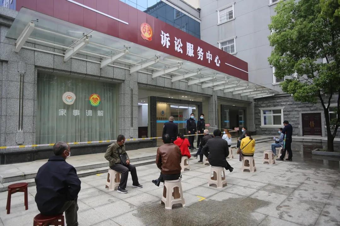 为防止人员聚集，该院为来访人员安排了座位，排队进入诉讼服务中心.jpg