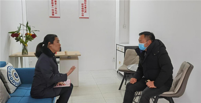 阳新法院家事法庭法官李珊珊与当地民政局婚姻登记机关负责人正在深入交流.jpg