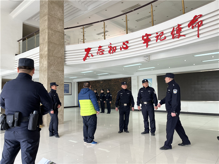 法警大队负责人戴巍为大家讲解注意事项.jpg