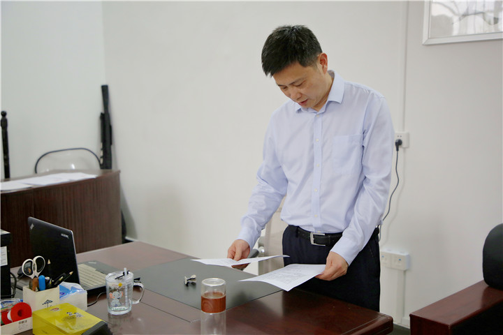 刘恒明查看法庭干警工作情况 (1).jpg