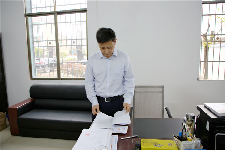 刘恒明查看法庭干警工作情况 (2).jpg