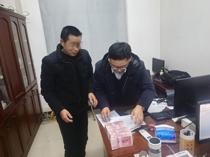 当事人领取19万执行款(1).jpg