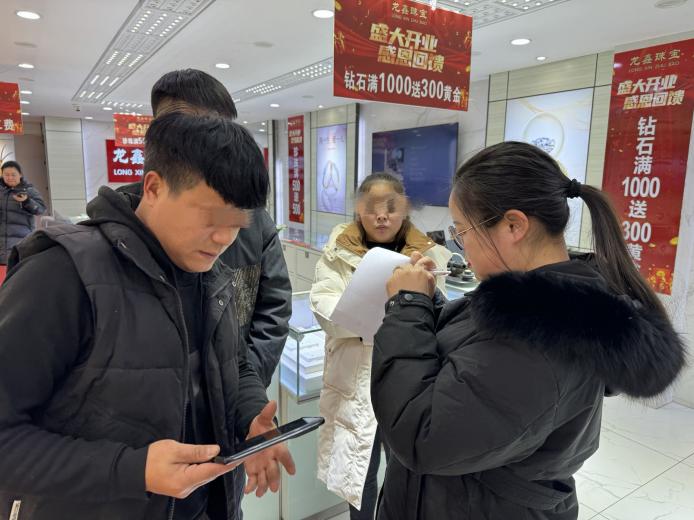 执行干警陪同鉴定戒指(1).jpg